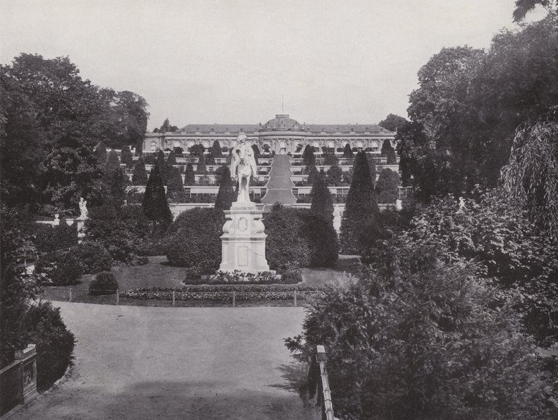 Potsdam, Monument de Frédéric le Grand et vue sur le Château de Sanssouci - Photographer German