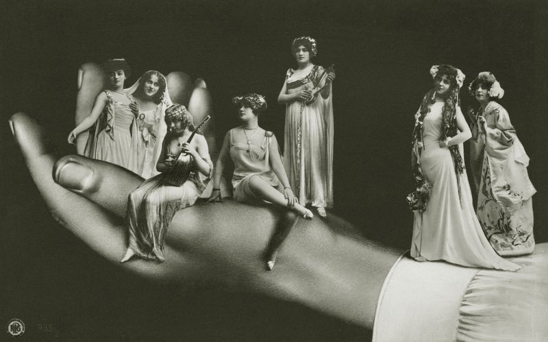 Main surréaliste tenant des femmes assorties - Photographer German