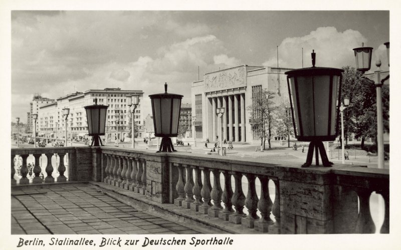 Vue de la Deutschen Sporthalle, Stalinallee, Berlin-Est, vers les années 1950 - Photographer German