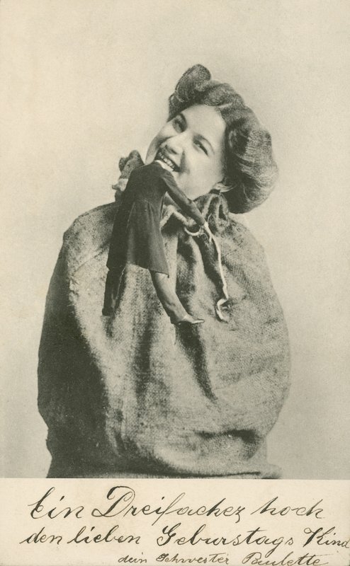 Femme mordant la tête d