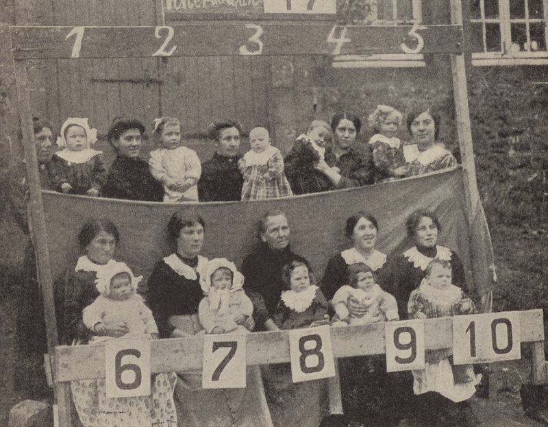 Femmes et enfants de la France occupée posant pour une photographie allemande - Photographer German