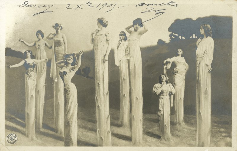 Femmes sur échasses déguisées en asperges - Photographer German