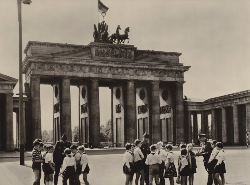 Jeunes pionniers viennent à la Porte de Brandebourg, le monument de Berlin, pour voir leurs amis, les gardes-frontières (photo n/b) - Photographer German