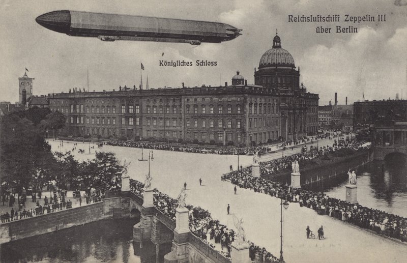Zeppelin LZ III survolant le palais de la ville, Berlin - Photographer German