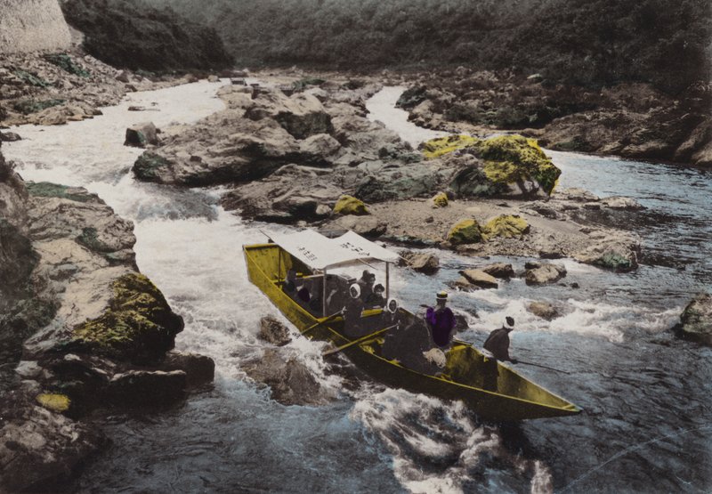 Japon, vers 1912 : Arashiyama, au pied des rapides de Hozu, célèbre pour son paysage à travers l