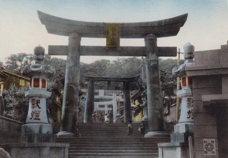 Japon, vers 1912 : Grand Torii au sanctuaire Suwa, Nagasaki - Photographer Japanese