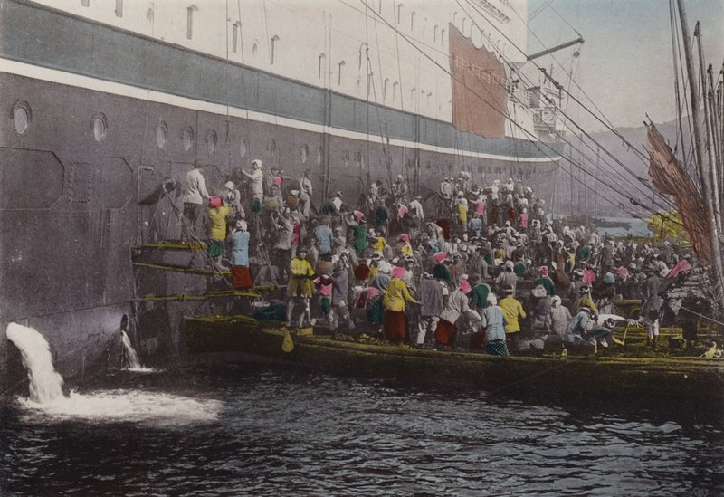 Japon, vers 1912 : Chargement de charbon sur le navire au port de Nagasaki - Photographer Japanese