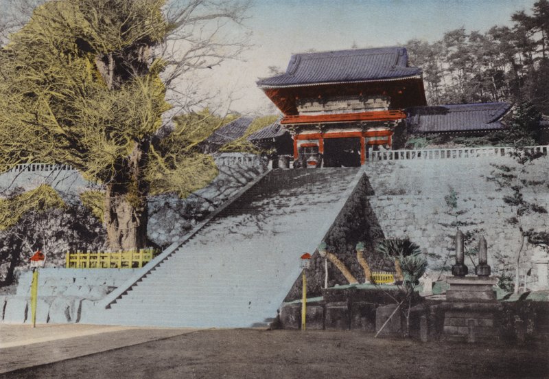 Japon, vers 1912 : Temple Hachiman, dédié au dieu de la guerre fondé à la fin du 12ème siècle, Kamakura - Photographer Japanese