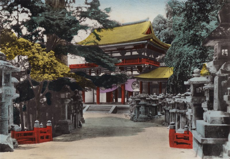 Japon, vers 1912 : Temple Shinto Kasuga fondé en 767, à Nara, près de Kyoto - Photographer Japanese