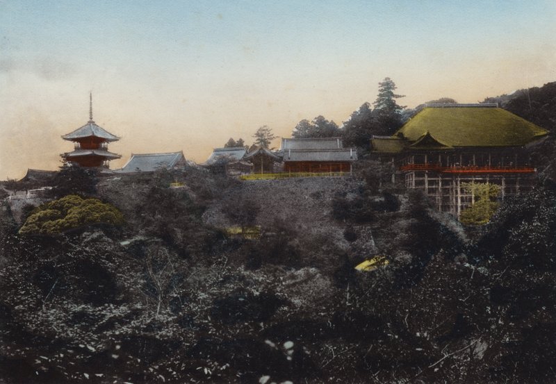 Japon, vers 1912 : Temple Kiyomizu, célèbre pour sa scène suspendue au bord d
