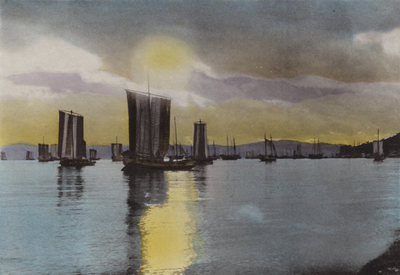 Japon, vers 1912 : Coucher de soleil, côte d