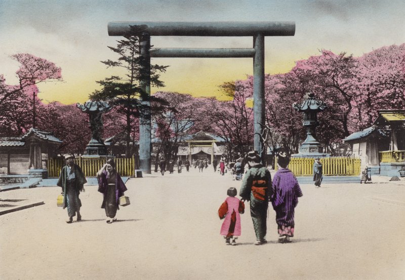 Japon, c.1912 : Le gigantesque Torii en bronze pour Shokonsha ou sanctuaire invoquant les esprits des soldats morts dans les troubles nationaux, Tokyo - Photographer Japanese