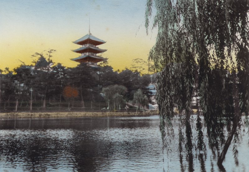 Japon, vers 1912 : Vue de la pagode à Nara depuis l