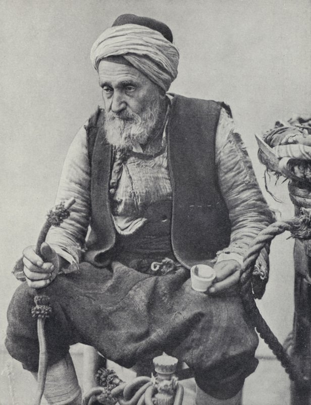 Paysans fumant une chicha, Izmir, Turquie (photo n/b) - Photographer Turkish