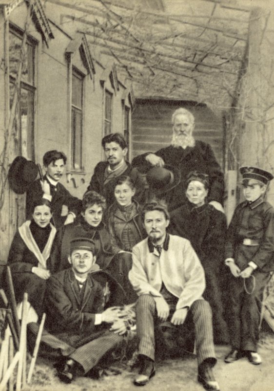 Anton Tchekhov avec des parents et des amis dans la cour de sa maison rue Sadovaya-Kudrinskaya, Moscou, printemps 1890 - Russian Photographer