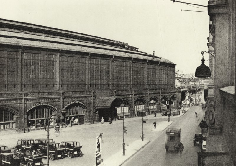 Berlin : Gare de Friedrichstrasse - Sasha Stone