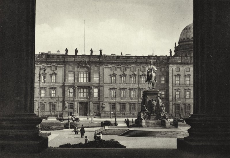 Berlin : Vue sur le palais royal et le Lustgarten - Sasha Stone