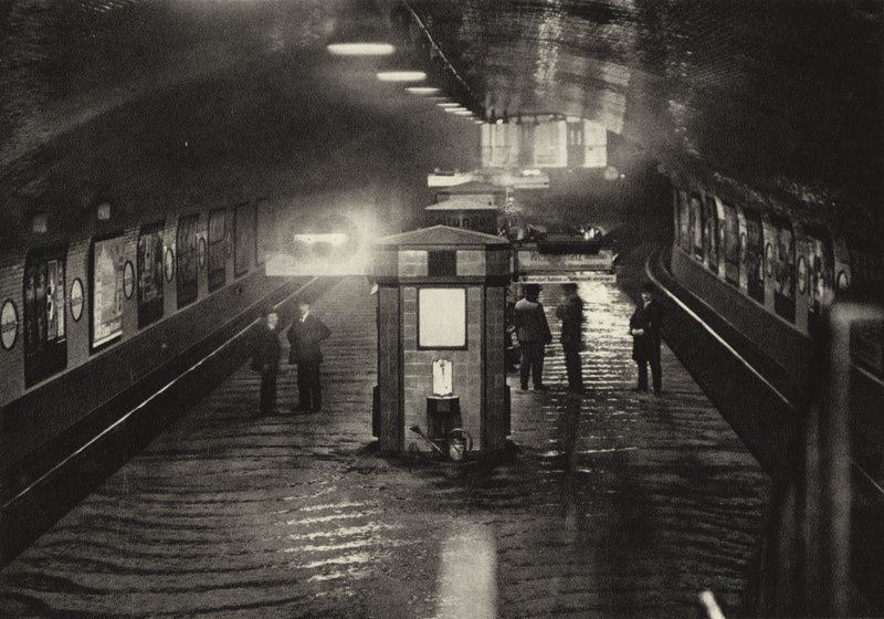 Berlin : Station de Métro Inselbrücke (photo n/b) - Sasha Stone