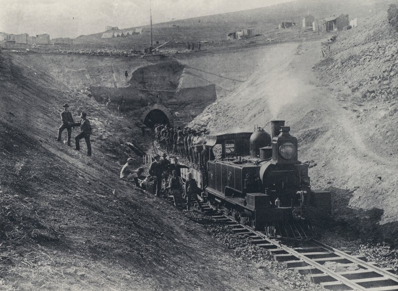 Tunnel de Charlestown et locomotive du Natal Government Railway - South African Photographer