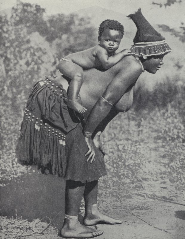 Femme portant son bébé sur son dos, Afrique du Sud (photo n/b) - South African Photographer