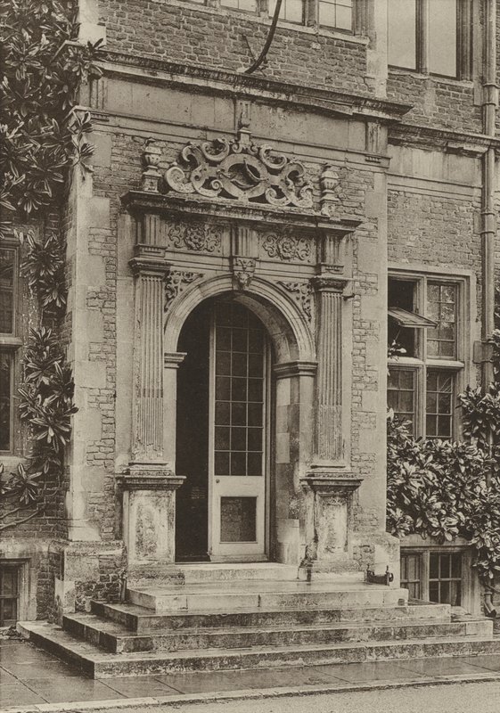Porte, Dans la cour, Maison Hatfield (photo n/b) - William Galsworthy Davie