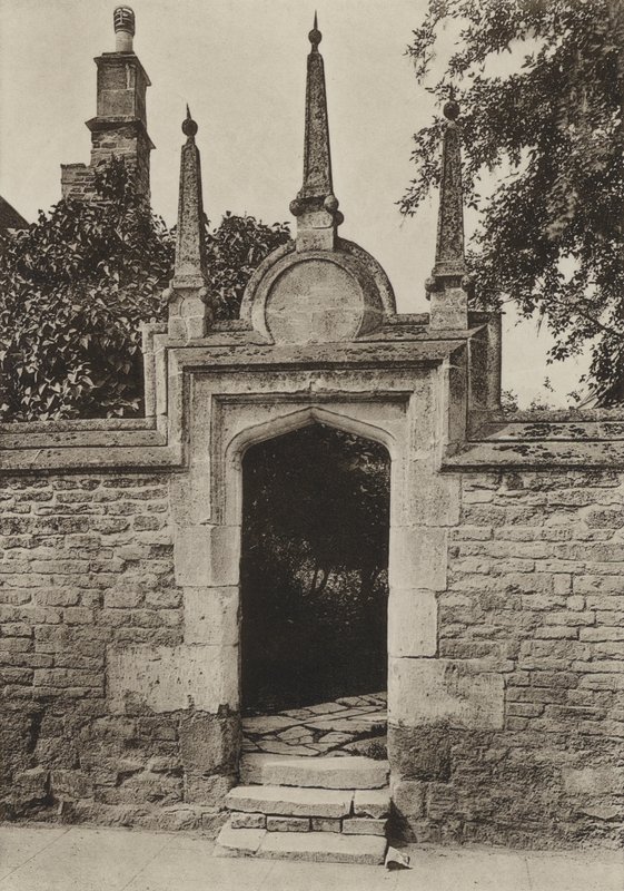 Porte, Maisons de charité Paynis, Oundle (photo n/b) - William Galsworthy Davie