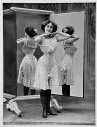 Mannequin présentant le corset Thylda, photo Félix - dans Les Modes, déc. 1907.
