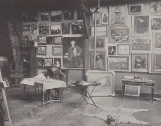 Le peintre français Alfred Philippe Roll dans son atelier