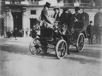 Max Richard dans sa voiture 8 HP