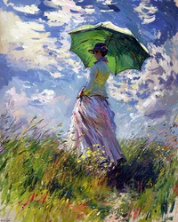 Femme en robe tenant un parapluie marchant sur une colline verte au printemps