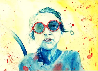 Fille avec des lunettes de soleil rouges