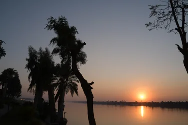 Reflets dorés du coucher de soleil sur une rivière paisible