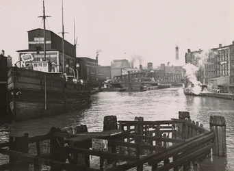 Vue du pont de Rush St. et de la fabrique de savon Kirks, 1894