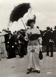 Mode aux courses : une spectatrice à la Journée des drags, Auteuil, France