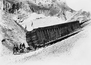 Alpes Apuanes (Carrara). Monolithes transportés sur des traîneaux dans les carrières (photo n/b)