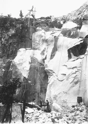 Excavatrices au travail dans une carrière de marbre dans les Alpes apuanes, Toscane