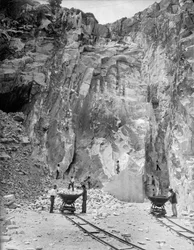 Ouvriers au travail dans une carrière de marbre des Alpes apuanes, en Toscane