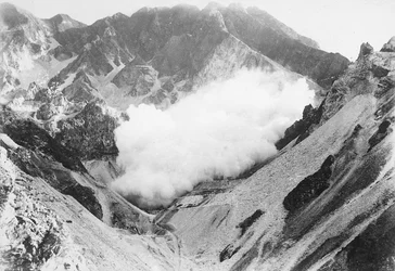 Explosion dans une carrière de marbre des Alpes apuanes, Toscane