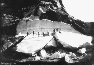 Plusieurs hommes en visite aux carrières "Fabbricotti in Gioja" dans les Alpes Apuanes, en Toscane (photo n/b)