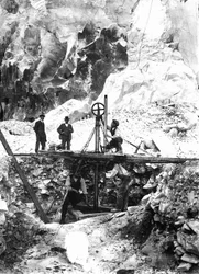 Des excavateurs travaillant dans une carrière de marbre dans les Alpes Apuanes, en Toscane (photo n/b)