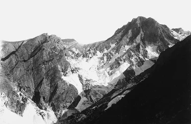 La carrière de marbre Fantiscritti dans les Alpes Apuanes, en Toscane, vue de Belgia