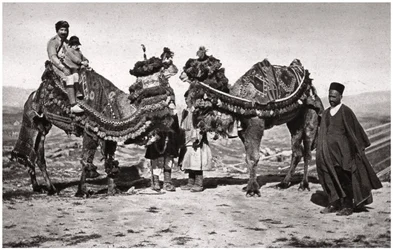 Pèlerins avec leurs chameaux en route vers Karbala, Irak, 1925