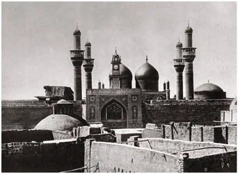 Les dômes dorés et les minarets de la mosquée al-Kadhimiya, Bagdad, Irak, 1925