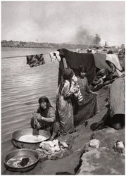 Blanchisseuses sur les rives du Tigre, Bagdad, Irak, 1925
