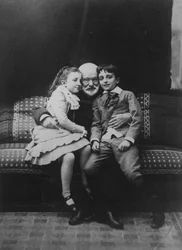 Victor Hugo (1802-85) et ses petits-enfants Georges et Jeanne, 1881