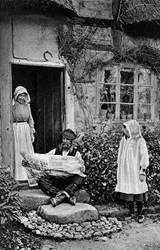 Un homme lisant The Daily Mail, Shropshire, vers 1922