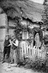 Deux hommes conversant devant un cottage, près de Lucton, Herefordshire, vers 1922