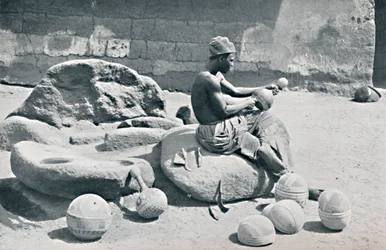 Un homme Yoruba gravant des bols en argile et des jarres à eau, arrière-pays de Lagos, Nigeria