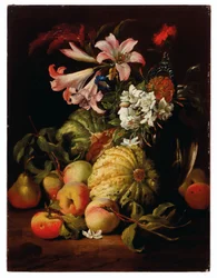 Lys et autres fleurs dans un vase en verre avec des pêches et des melons