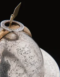 Deux globes terrestres et célestes exceptionnels, soutenus par Hercule et Atlas, Augsbourg